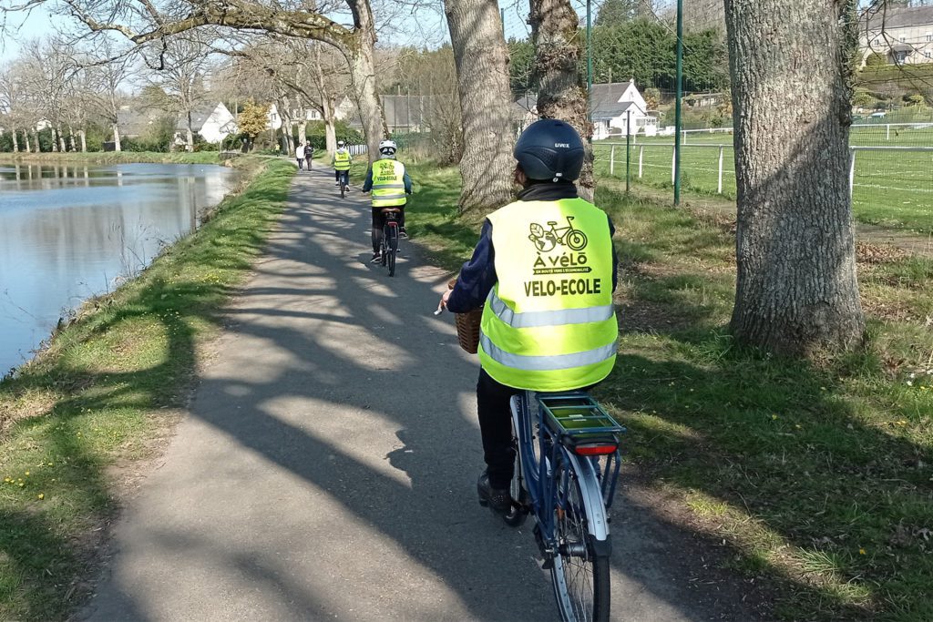 Séniors apprenant à utiliser un vélo à assistance électrique lors d'un cours de prévention